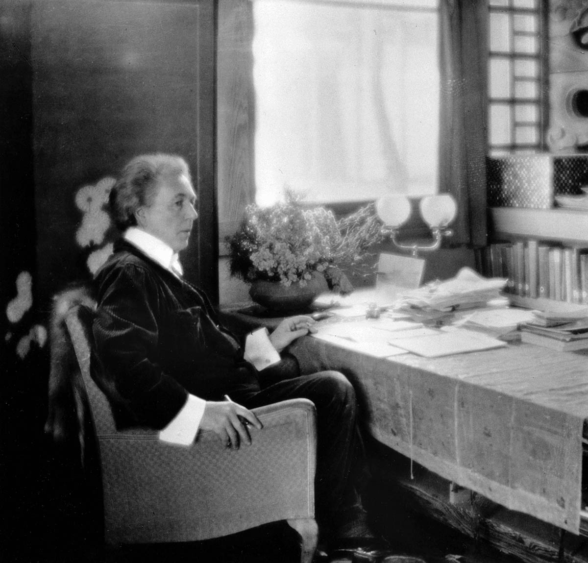 ASIJ Stories: A 20th Century Close Encounter
